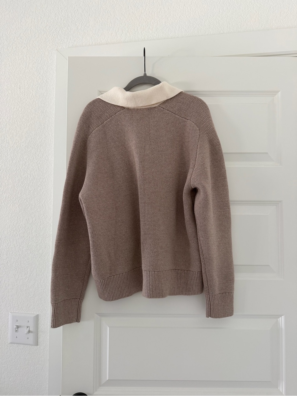 Abercrombie & Fitch Men’s Taupe Knit V-Neck Polo Sweater with Cream Collar - Picture 2 of 2
